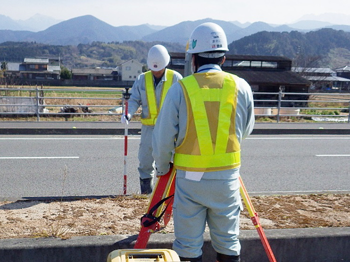 現地測量の作業状況