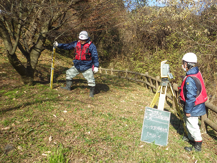 横断測量の作業状況